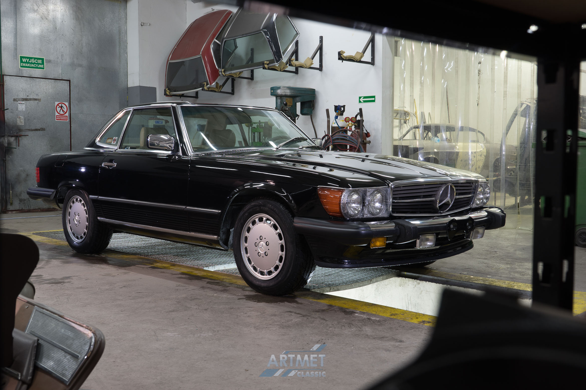 Mercedes-Benz 560 SL R107